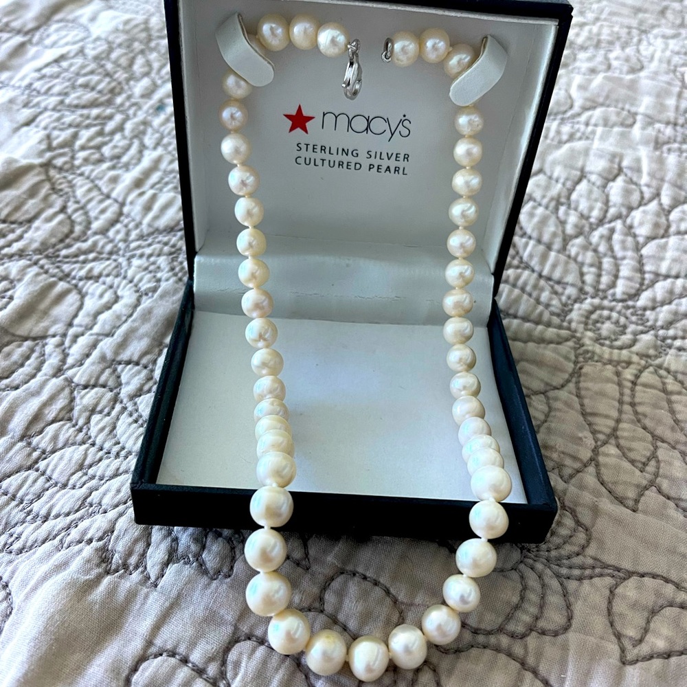 Cultured pearl necklace